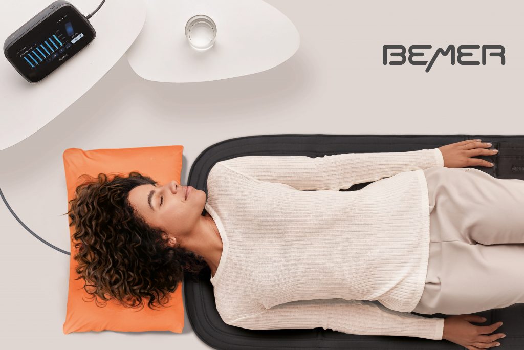 Frau auf der Bemer-Matte bei Gefäßtherapie